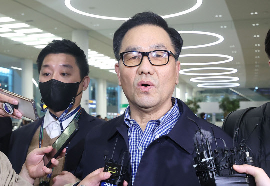 박근혜 전 대통령 탄핵 전 계엄령 문건 의혹의 핵심 인물인 조현천 전 기무사령관이 29일 오전 인천국제공항 제2터미널을 통해 입국한 뒤 서울서부지검으로 압송되며 발언하고 있다.  연합뉴스